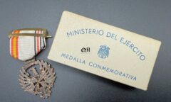 Medal of the Russian Campaign, 1st Model manufactured by “Diez y Cia, S.A.” in your cardboard box for Members of the “Blue Squadron” (Blue Division)”. The rarest to be varnished. Hard To Find!!