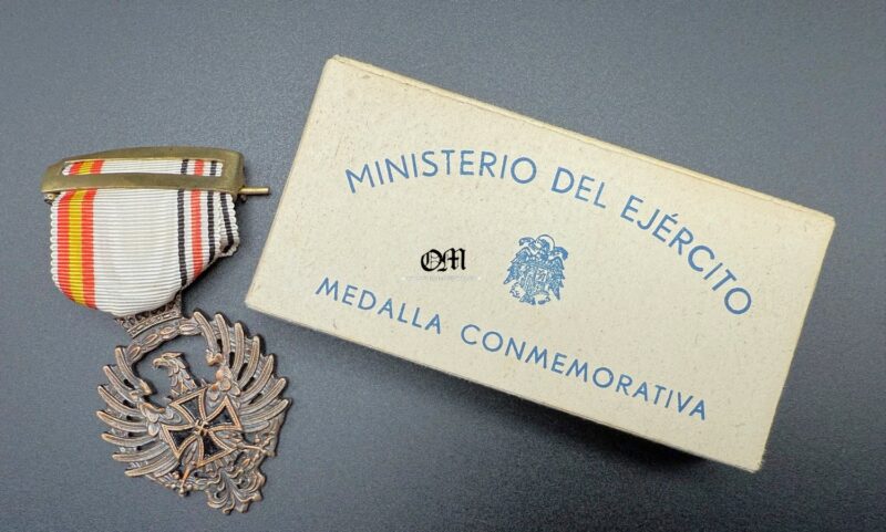 Medal of the Russian Campaign, 1st Model manufactured by “Diez y Cia, S.A.” in your cardboard box for Members of the “Blue Squadron” (Blue Division)”. The rarest to be varnished. Hard To Find!!