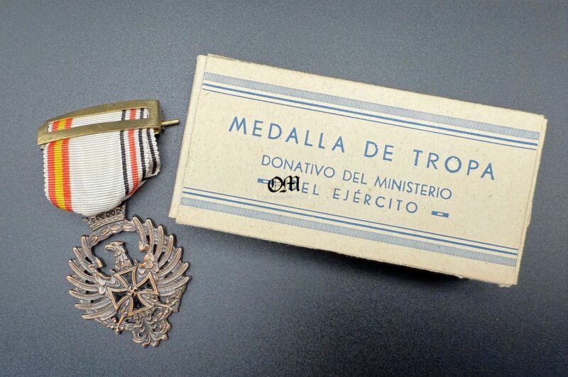 Medal of the Russian Campaign, 1st Model manufactured by “Diez y Cia, S.A.” in your cardboard box for Members of the “Blue Squadron” (Blue Division)”. The rarest to be varnished. Hard To Find!! - Image 2