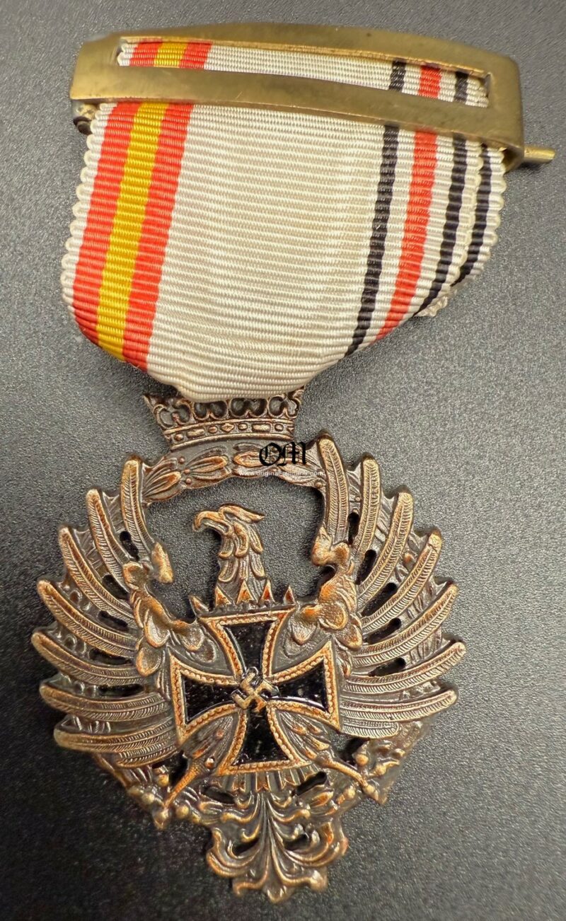 Medal of the Russian Campaign, 1st Model manufactured by “Diez y Cia, S.A.” in your cardboard box for Members of the “Blue Squadron” (Blue Division)”. The rarest to be varnished. Hard To Find!! - Image 3