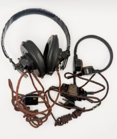 Auriculares de la Wehrmacht Dfh.f. Modelo B de 1944 con Micrófono de Garganta Modelo B para Vehículos Blindados, Varios Waffenamt. De Libro de Texto.