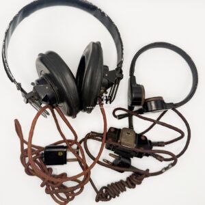 Auriculares de la Wehrmacht Dfh.f. Modelo B de 1944 con Micrófono de Garganta Modelo B para Vehículos Blindados, Varios Waffenamt. De Libro de Texto.