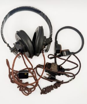 Auriculares de la Wehrmacht Dfh.f. Modelo B de 1944 con Micrófono de Garganta Modelo B para Vehículos Blindados, Varios Waffenamt. De Libro de Texto.